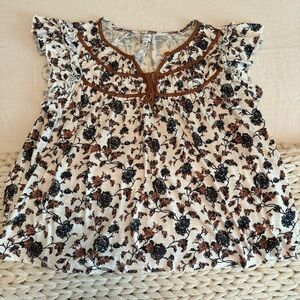 EUC Wonderly top with flutter sleeves, cream/brown/navy, size PXL